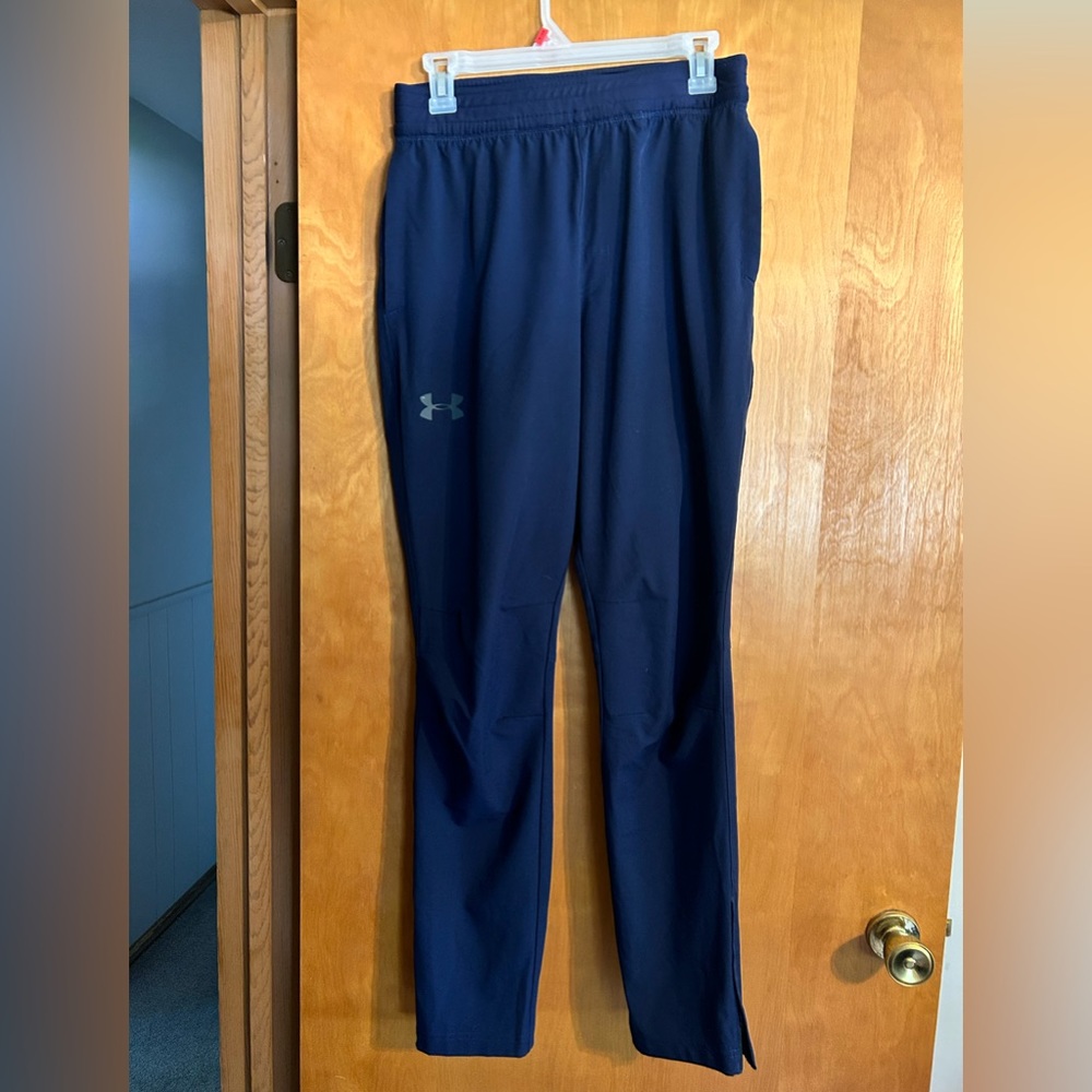 UNDER AMOUR navy blue men’s tapered leg jogger. Size medium.